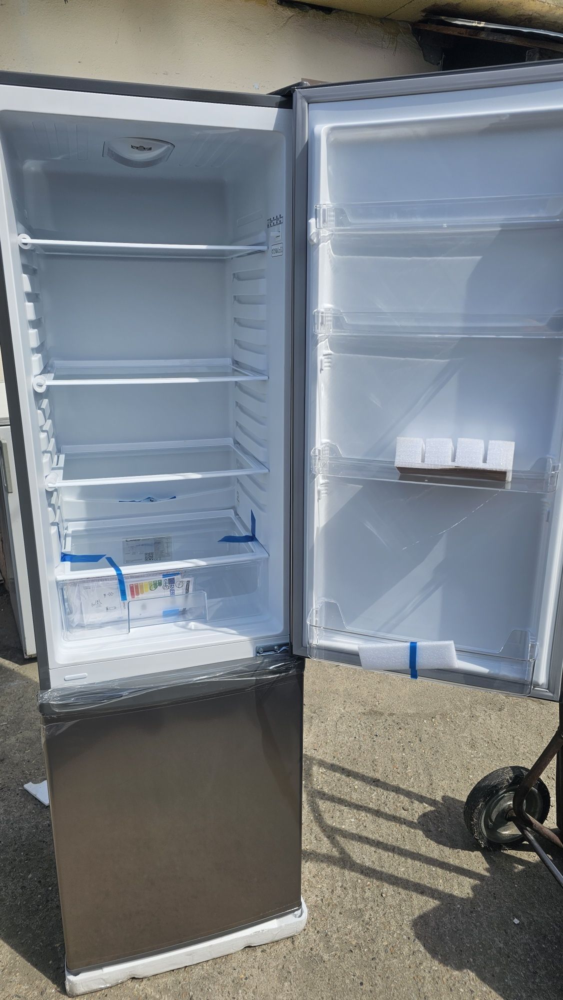 Vând frigider nou cu garanție