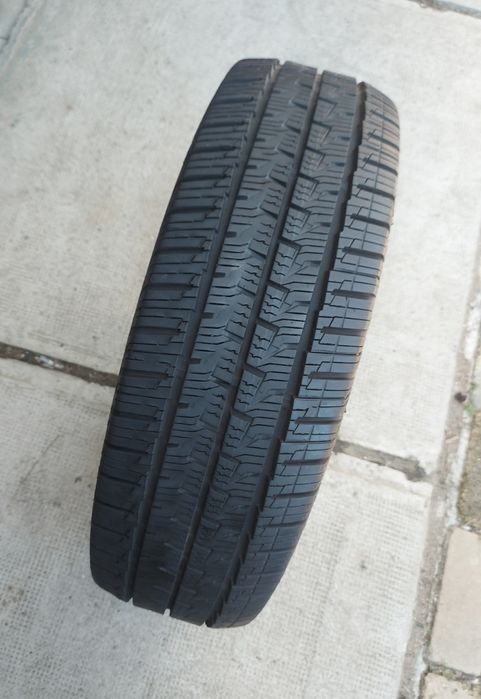 O bucată 205/75 R16C M+S iarnă + una Continental