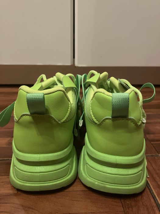 Pantofi damă verde neon.