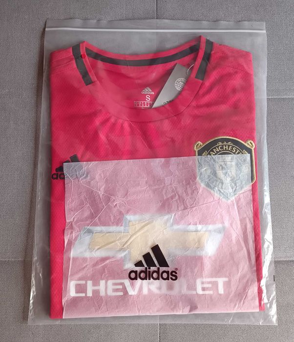 Юбилеен домакински екип на Манчестър Юнайтед 2019-20