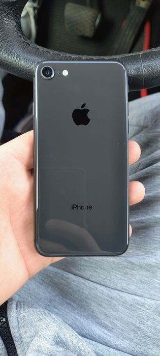 iPhone 8 64 в отличном состоянии