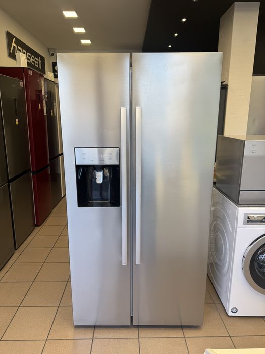 Хладилник с фризер с ледогенеатор А+++