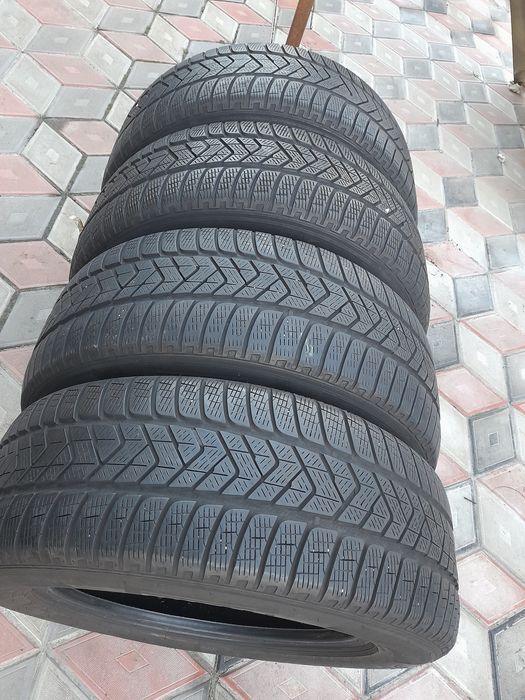 Vând 4 anvelope de iarna 235 60 r18 PIRELLI foarte bune