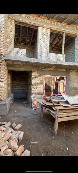 Navoiy.V.  Xatirchi sentrda 5 honali 2 etaj hovli