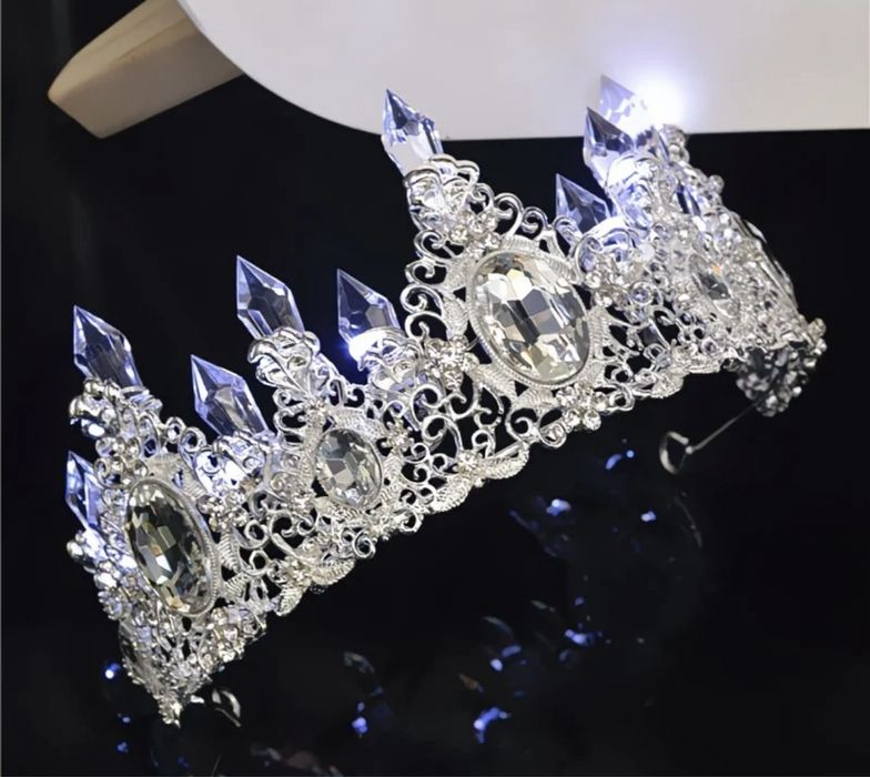 Продам короны для головы  с герляндой в компрлекте