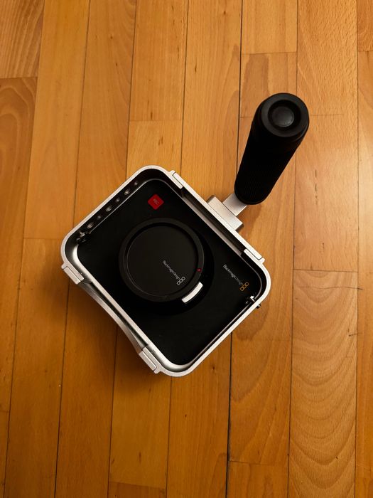 Vând Blackmagic Cinema Camera 2.5k la cutie