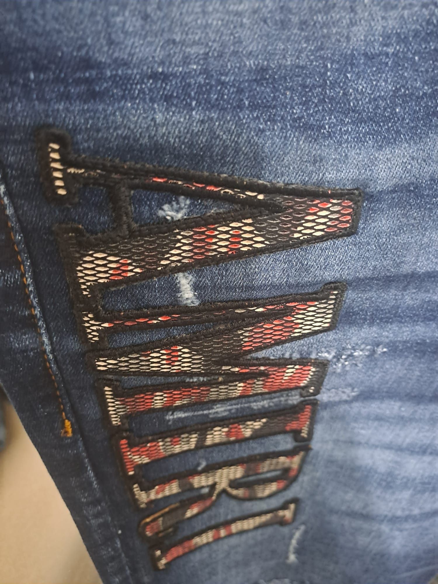 Blugi      Amiri