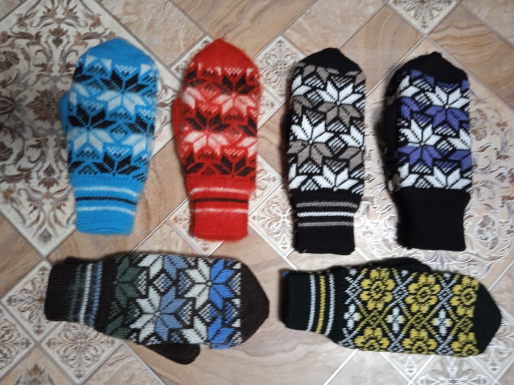 Теплые вязаные варежки
