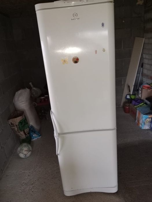Продам холодильник Indesit двухкамерный