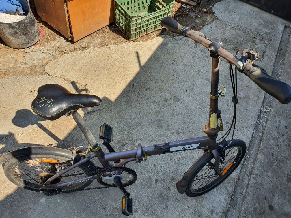 Bicicleta  b-twin pliabila.