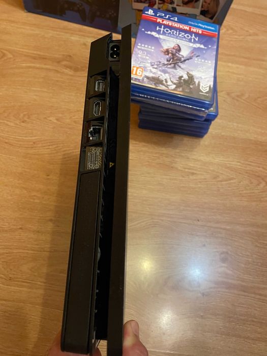 PlayStation 4 Slim 1TB, два джойстика и 10 игри