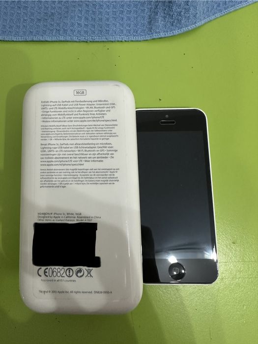 Продавам iPhone 5c с оригинална кутия