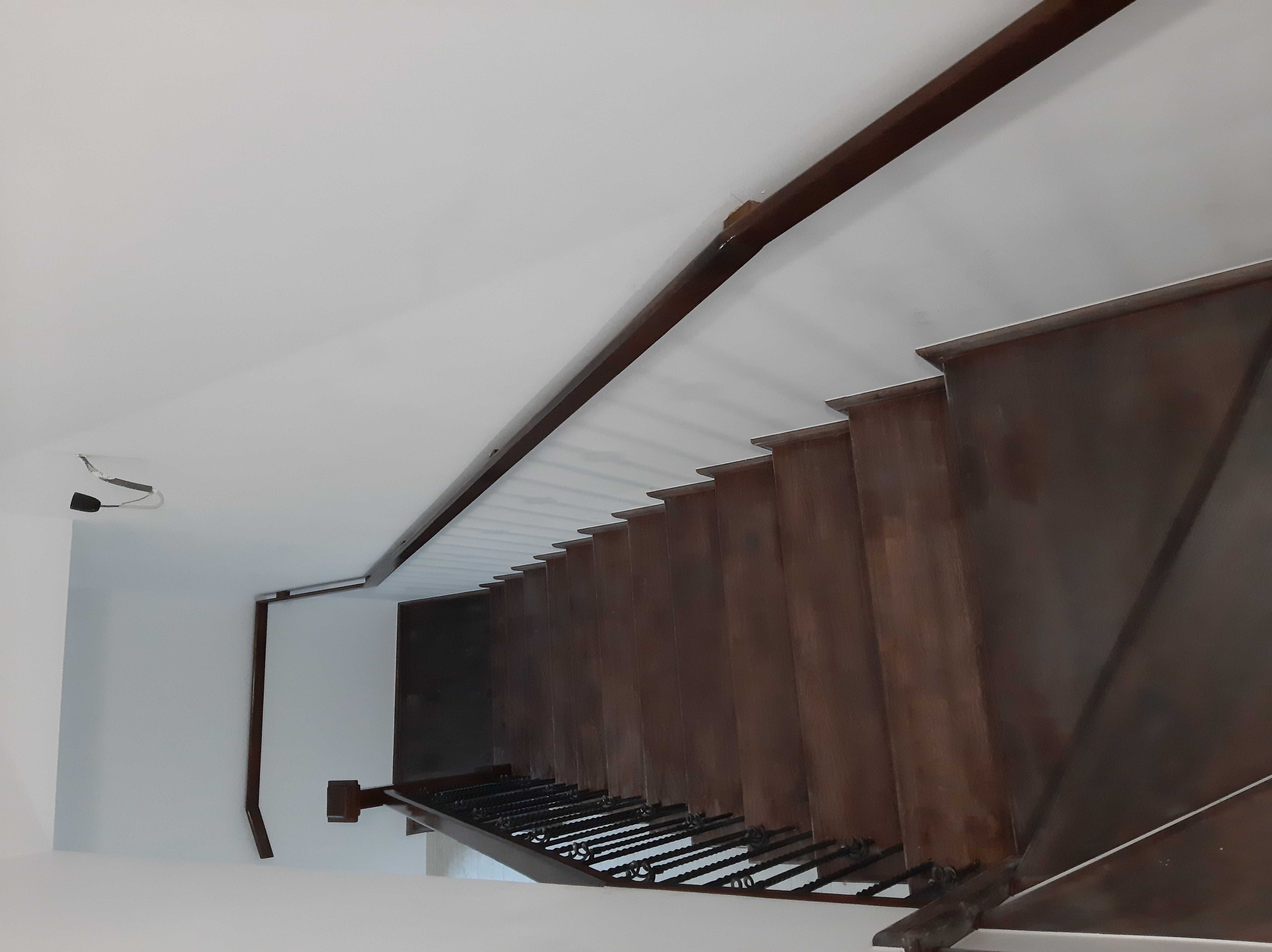 Scara lemn stejar cu balustrada din fier forjat