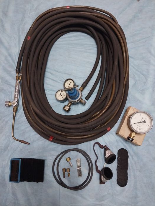 Шланги газосварочные(комплент),гарелка,кислородный редуктор.
