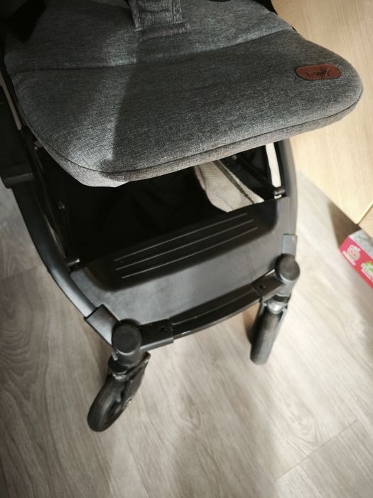 Cărucior tip troler