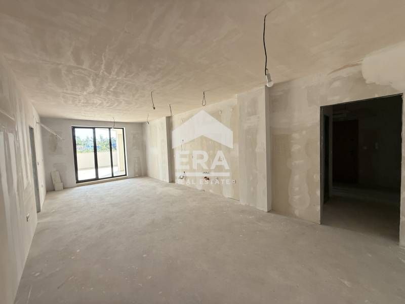 Тристаен апартамент за продажба, с големи стаи, в нов затворен тип ком