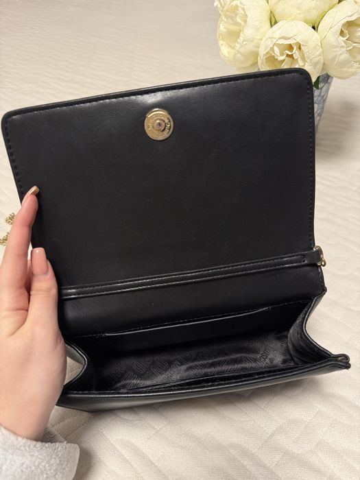 Продавам оригинална чанта Love Moschino.Без скъсвания,без петна.