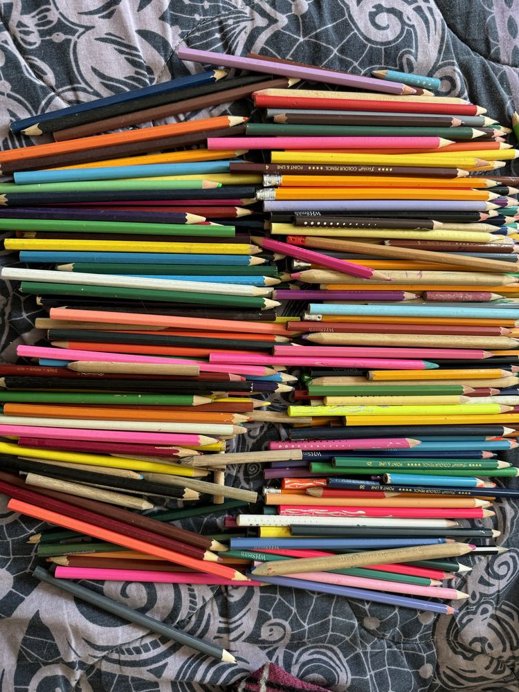 Различни видове моливи