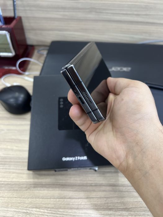 Z Flip 5 ishlashi zor korpusida qirilgan joylari bor bez chexol ishlat