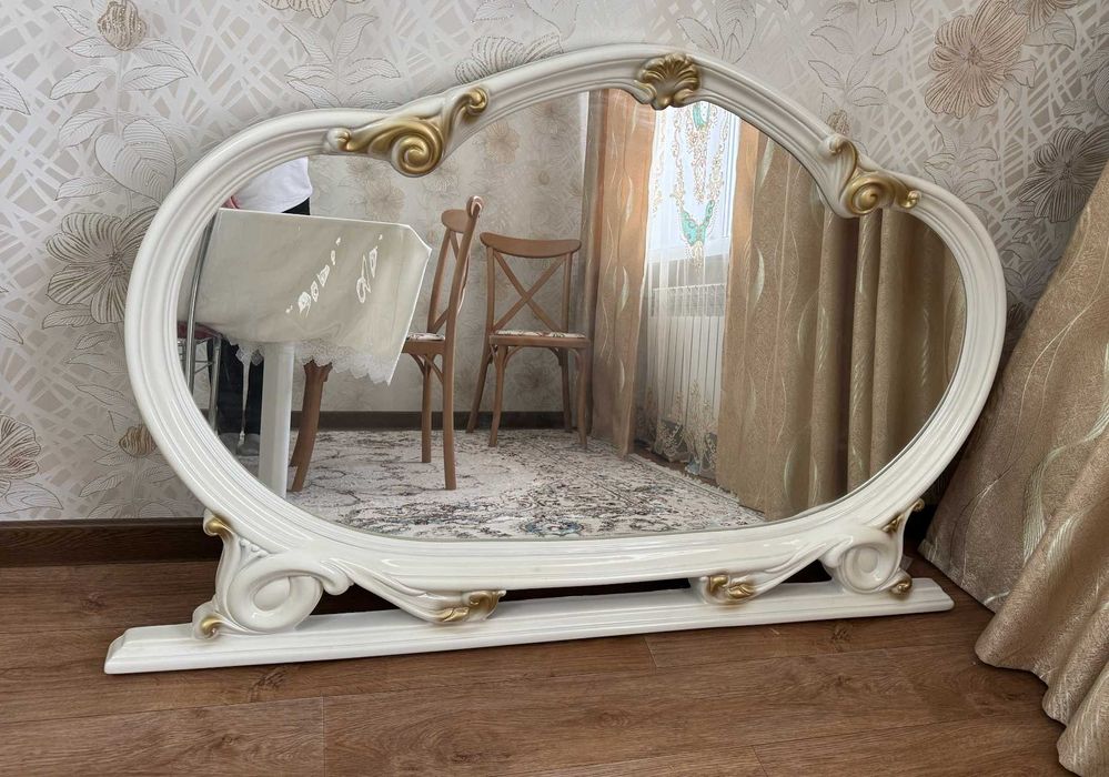 Большое настенное зеркало