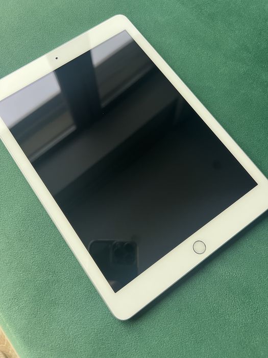 Vând iPad 5th generation 128 GB