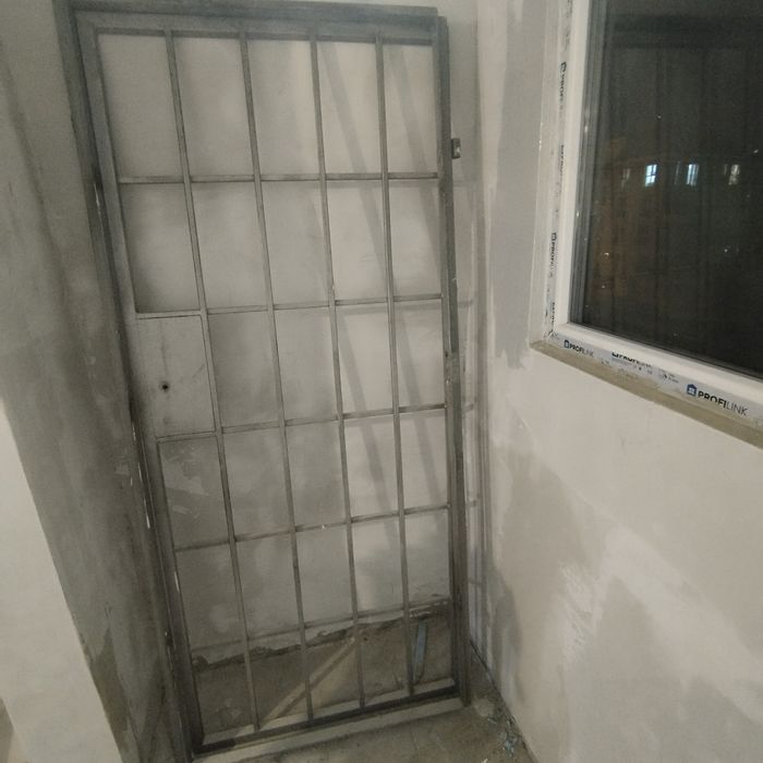 Метална решетка с два ключа