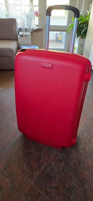 Голям твърд куфар Самсонайт с две колела