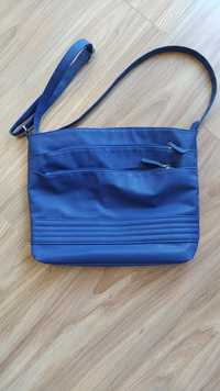 Чанта синя с дълга дръжка.