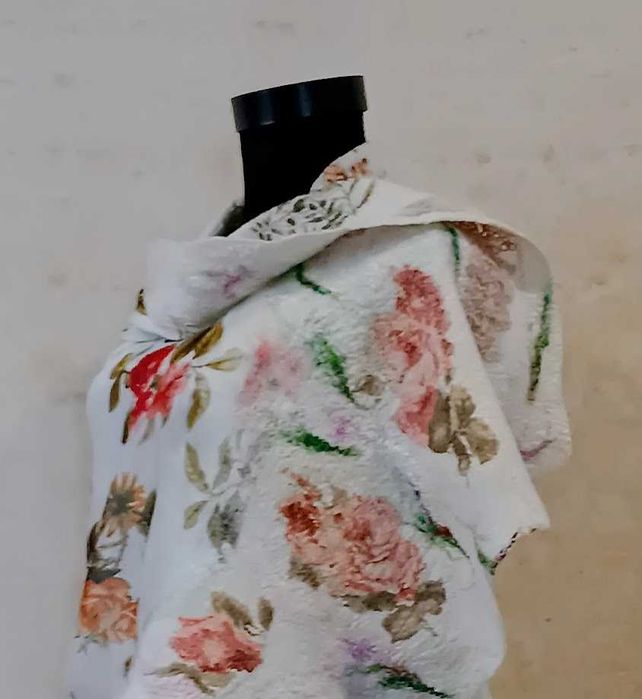 Филцов шал , ръчно изработен чрез мокро плъстене от вълна и коприна