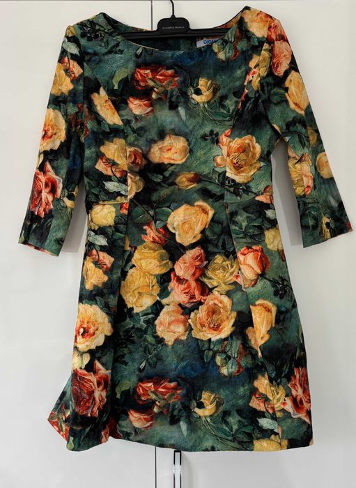 Рокля, тъмно зелена на цветя