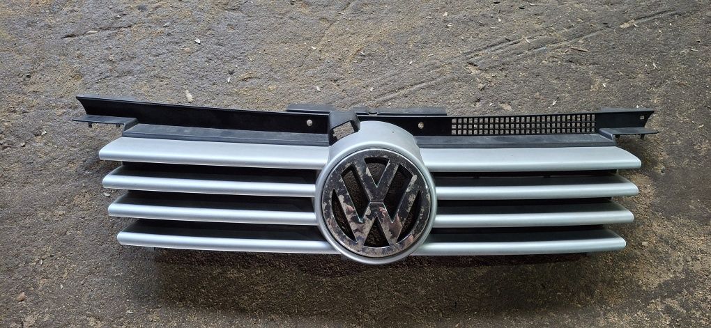 Vw бора решетка със емблема