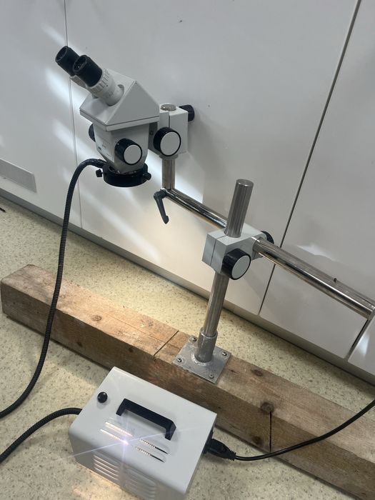 Microscop cu brat si lumina