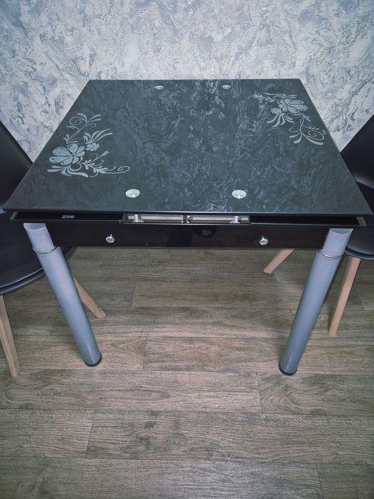 Стол кухонный в хорошем состоянии