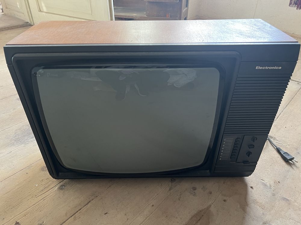 Televizore vechi diferite dimensiuni