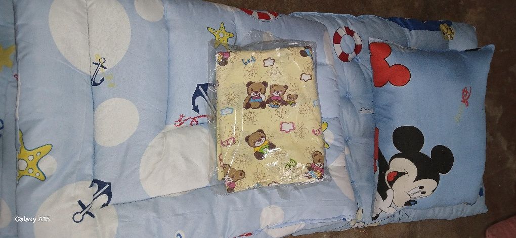 Matiras va pastel, pakrevallar yostiq va korpalar.