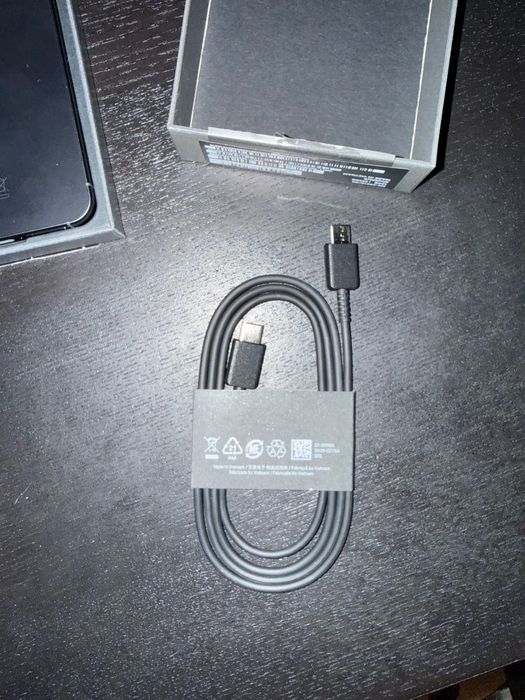 Samsung S25 256GB с 2 години гаранция и оригинално зарядно
