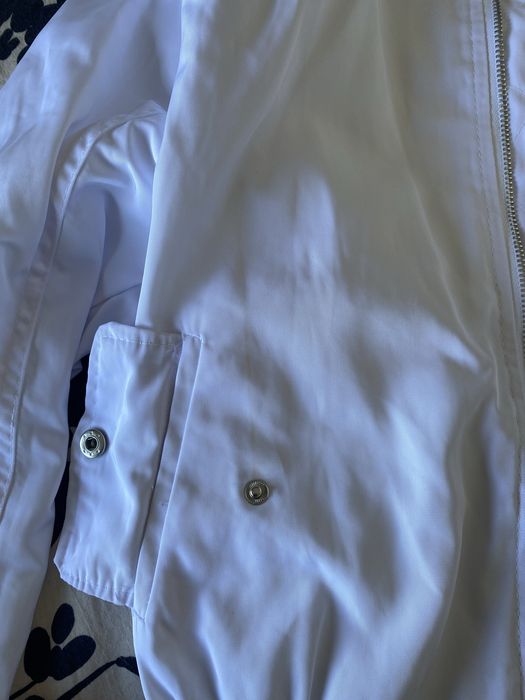 Спортно бяло дамско яке.