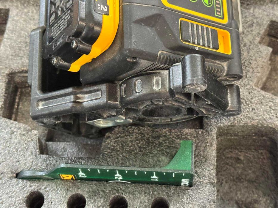 Лазерен нивелир DeWALT DCE089D1G с 3 лъча