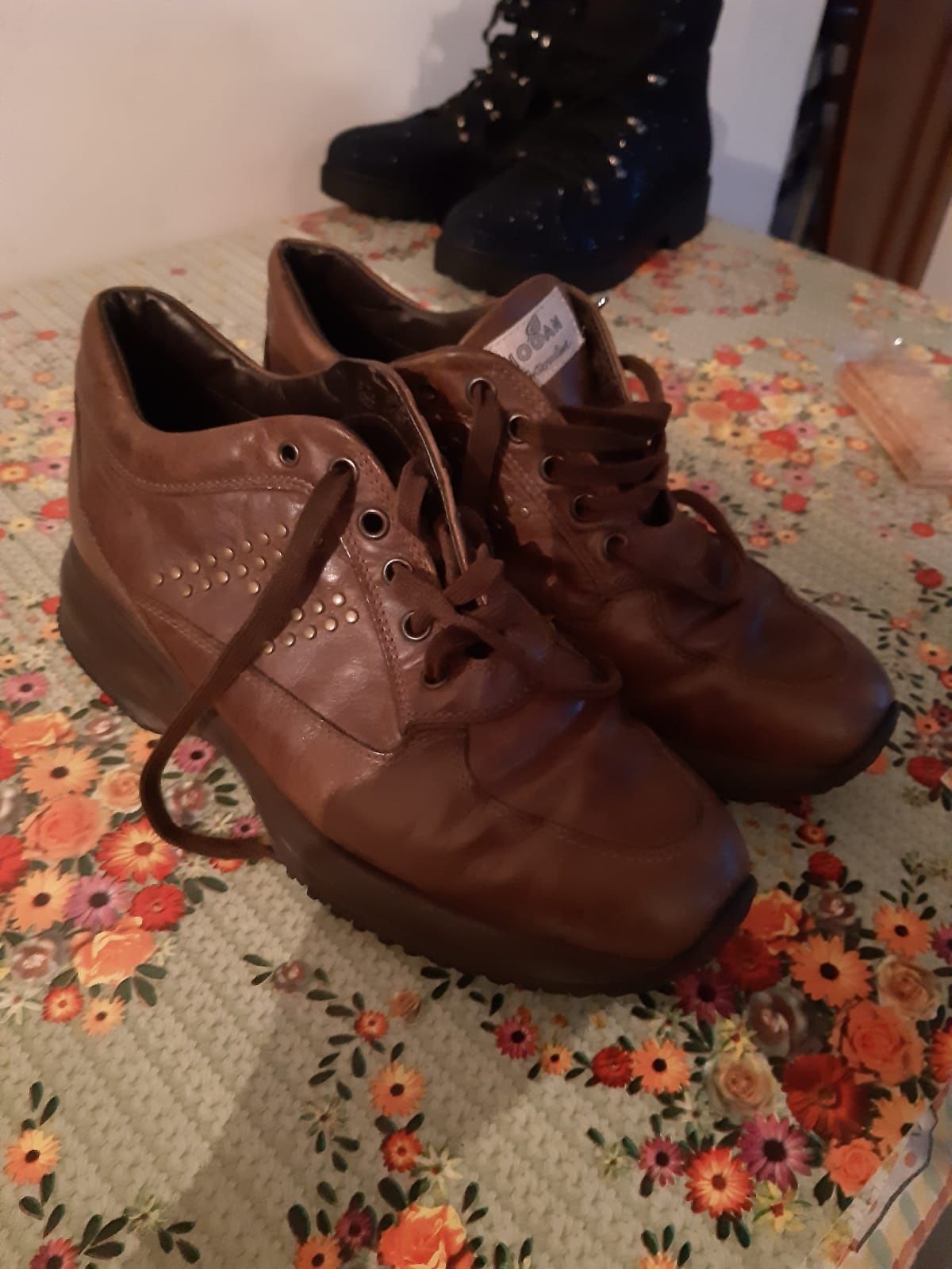 Se vând papuci Hogan marimea 38 culoare maro se vând în stare buna