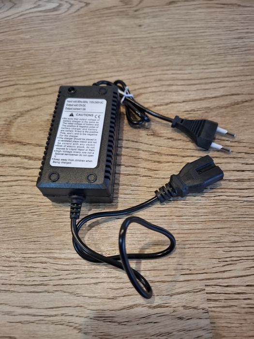 Încărcător pompă de stropit pe acumulator