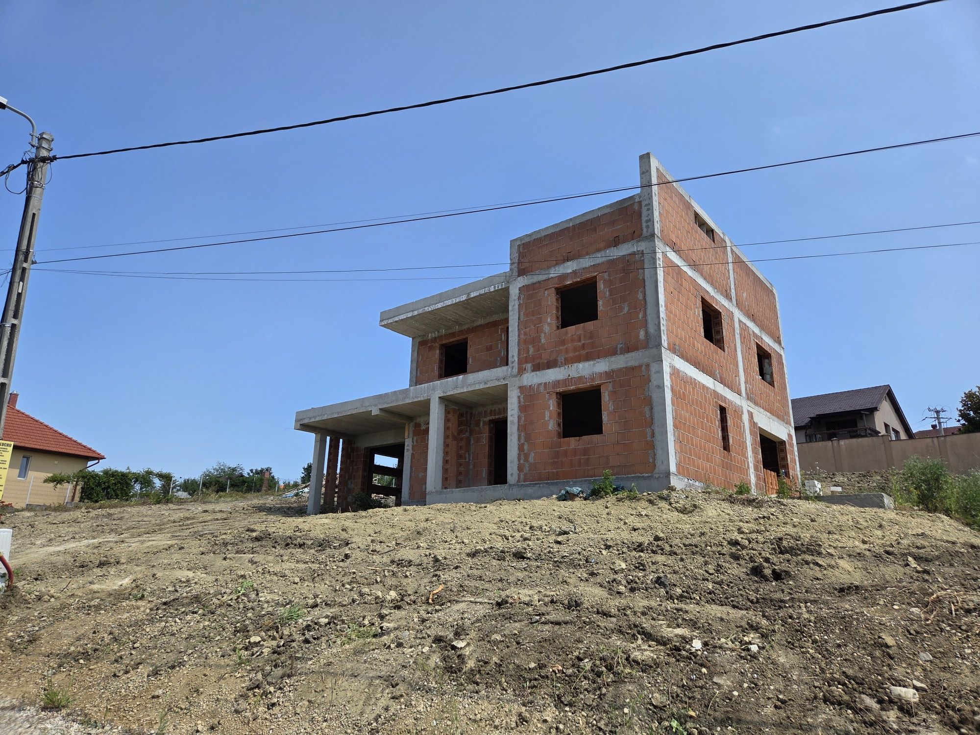 Casa in rosu cu teren de 1000 mp, zona Doja - str. Ghioceilor