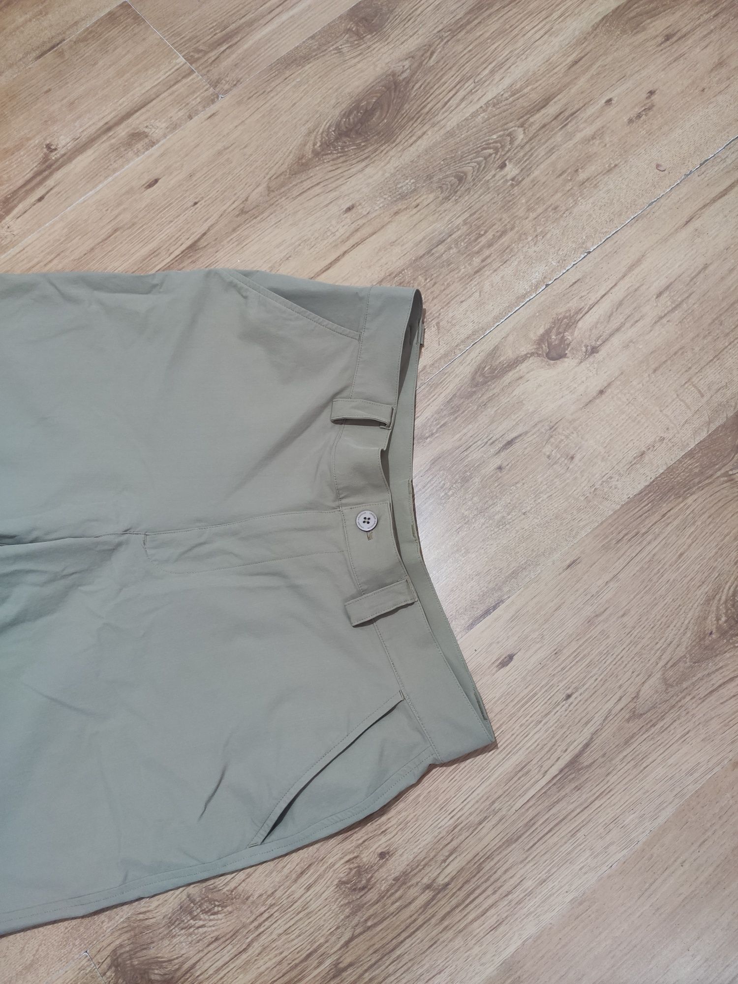 Pantaloni scurți Under Armour elastici mărimea 34
