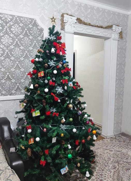 Новогодняя ёлка высокая около 2 м. Литая