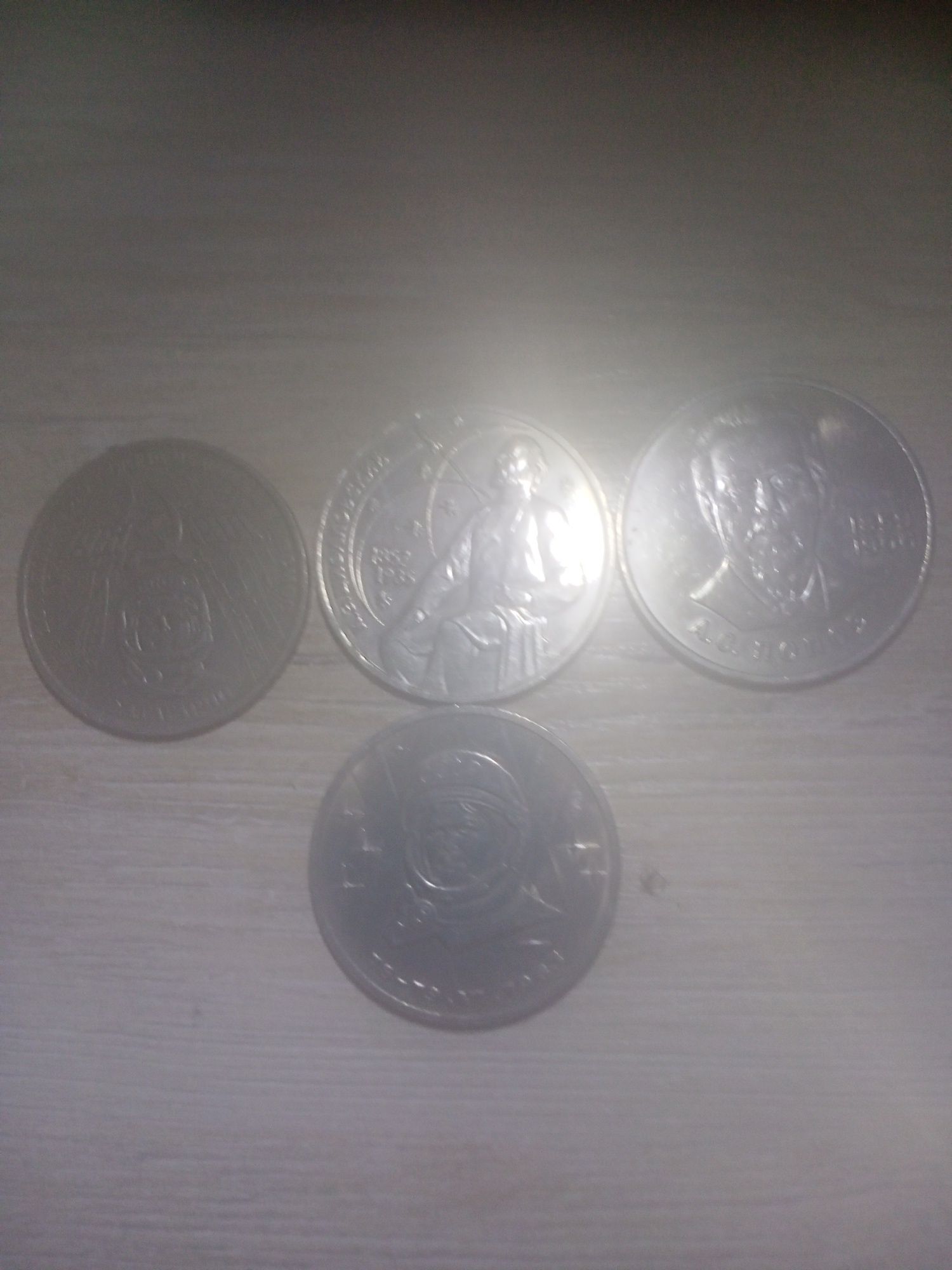 Продам монеты номиналом 1 рубль