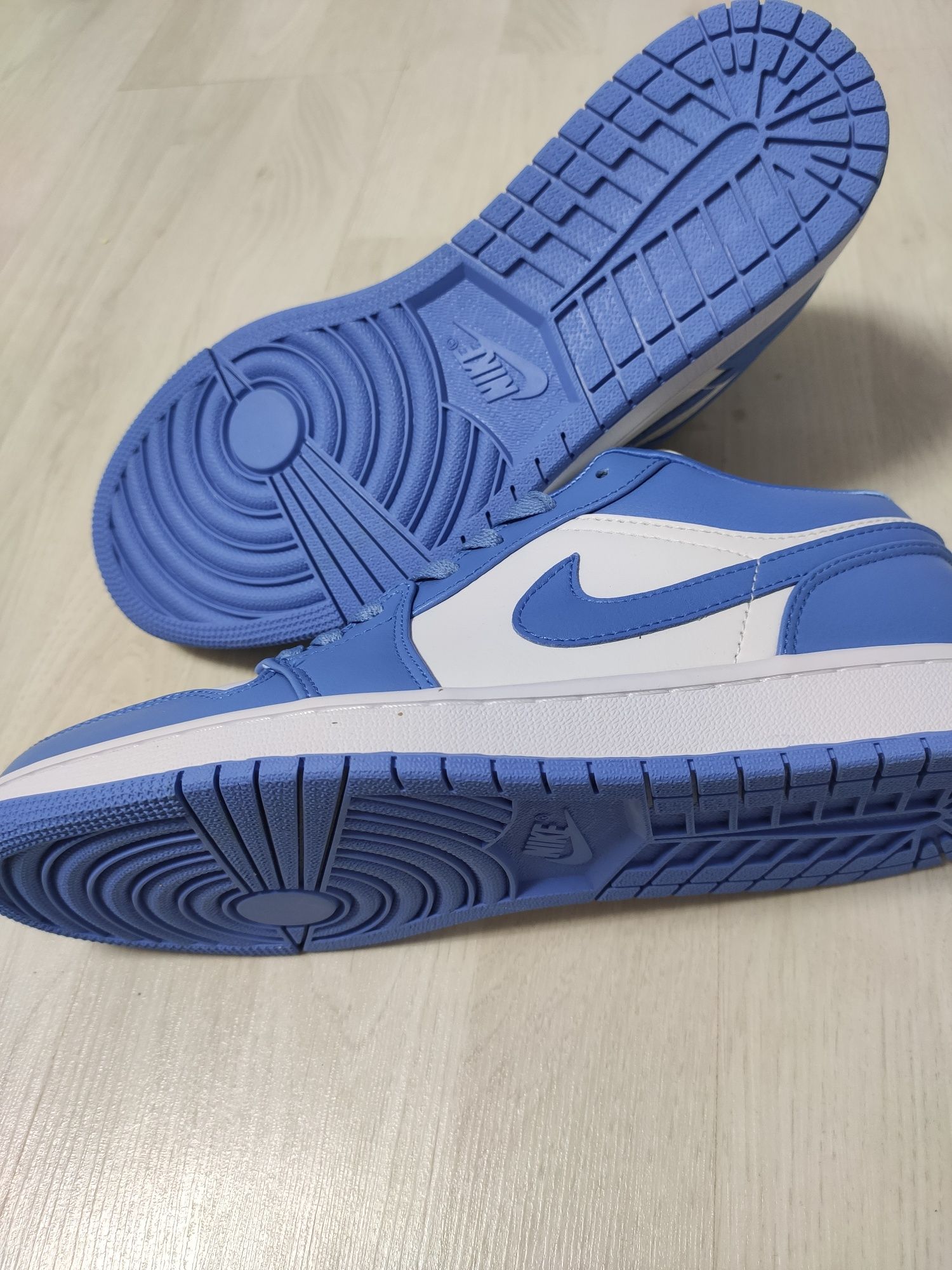 Air Jordan 1 Low UNC