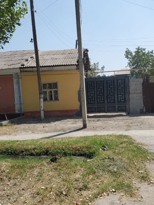 Hovli uy sotiladi