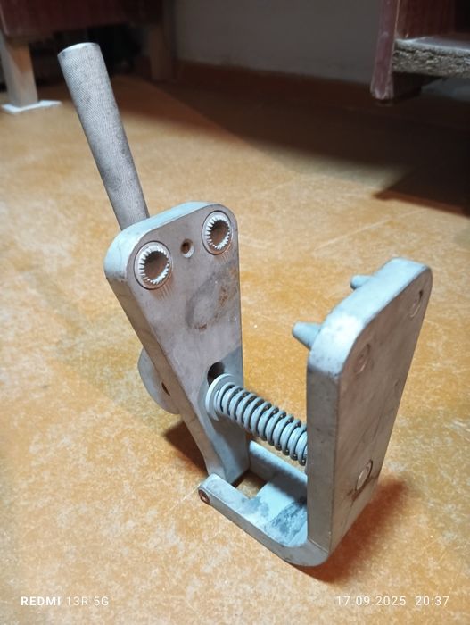 Шкаф железный,тиски,точилка