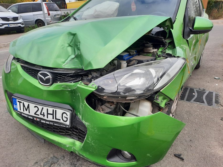 Vand Mazda 2 avariata