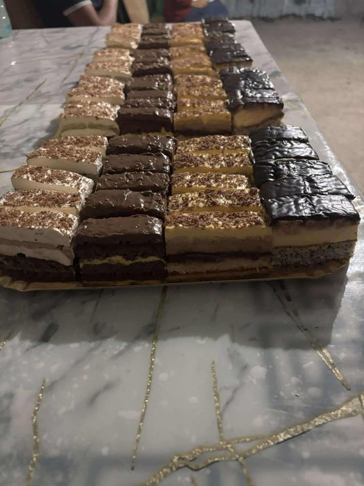 Prăjituri asortate de vânzare