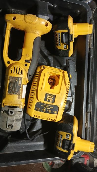 Polizor dewalt 18 volți cu 2 acumulatori litiu ion și incarcator